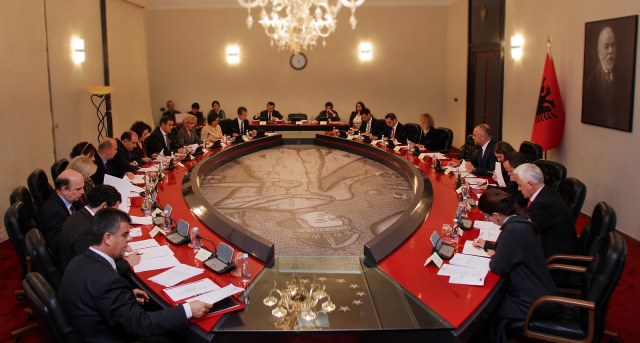 Vendimi i qeverise, rriten pagat per mesuesit dhe pensionistet